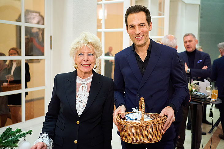 Tina Waske, Alexander Mazza beim 27. Advents-Benefizkonzert im Cuvilliés Theater am 10. Dezember 2022 (©Foto: Jens Hartmann, BMW)